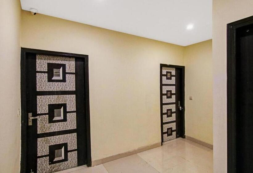 Hotel Oyo Flagship Pleasure Inn Near Haiderpur Metro Station
