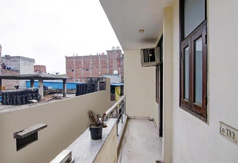 Hotel Oyo Flagship Pleasure Inn Near Haiderpur Metro Station