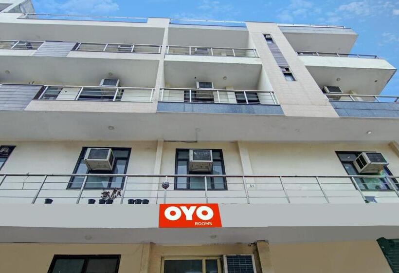 Hotel Oyo Flagship Pleasure Inn Near Haiderpur Metro Station