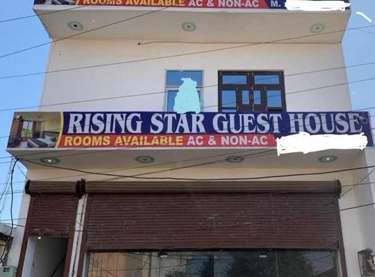 בית מלון כפרי Oyo Rising Star Guest House