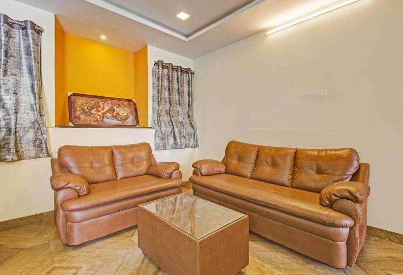 Отель Pop 81014 Abhi Square