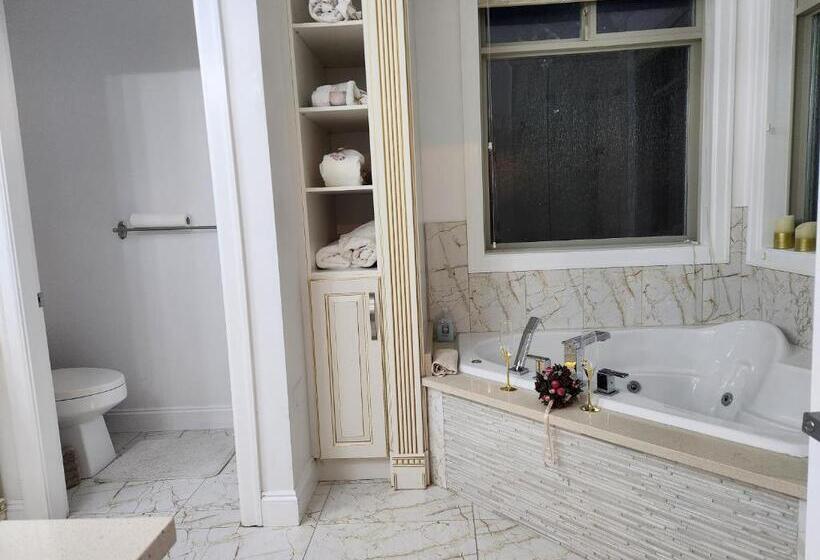 Empress Palace Hotel, Stays