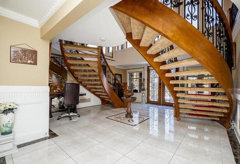 Empress Palace Hotel, Stays