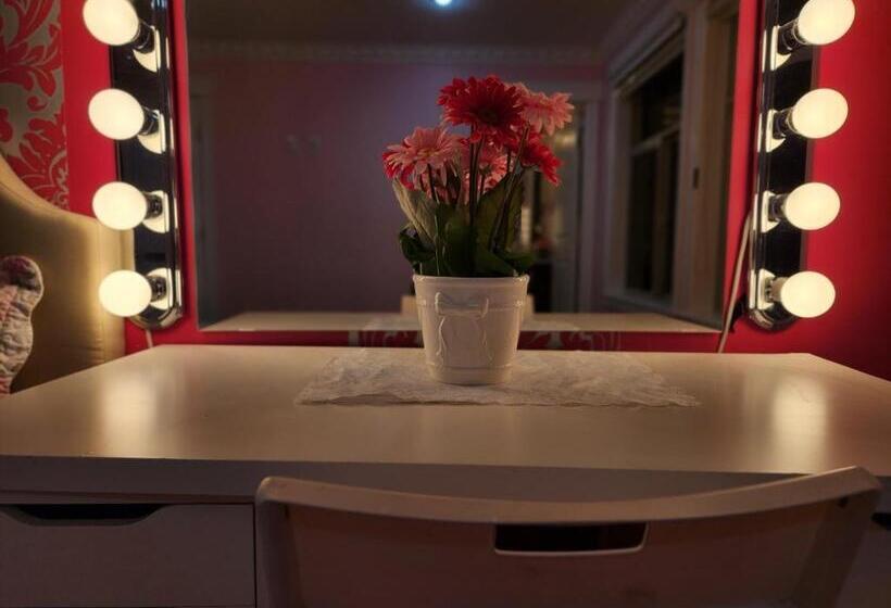 Empress Palace Hotel, Stays