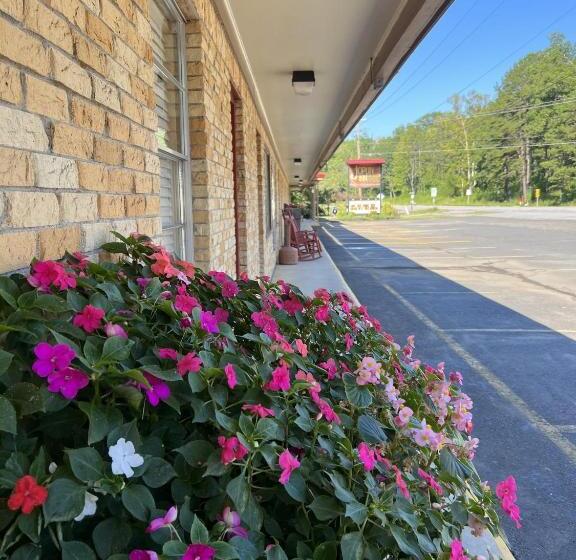 Ji1, King Guest Room At The Joplin Inn At Entrance To The Resort Hotel Room