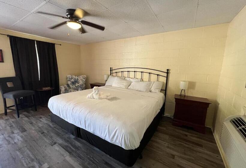 Ji1, King Guest Room At The Joplin Inn At Entrance To The Resort Hotel Room