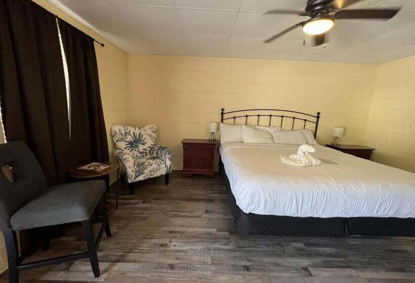 Ji1, King Guest Room At The Joplin Inn At Entrance To The Resort Hotel Room