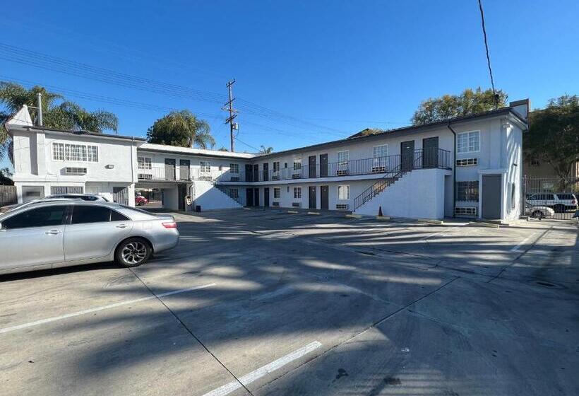 فندق على الطريق Pine Tree Inn