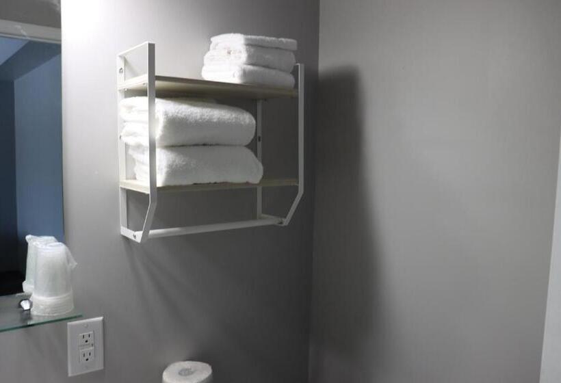 فندق على الطريق Timberland Inn & Restaurant