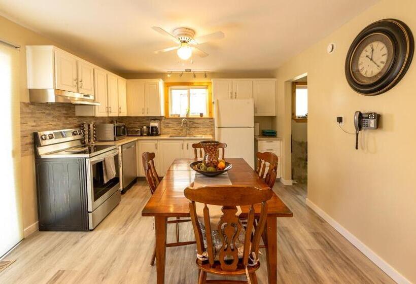 پانسیون Comfortable House Located 10 Minutes From Downtown