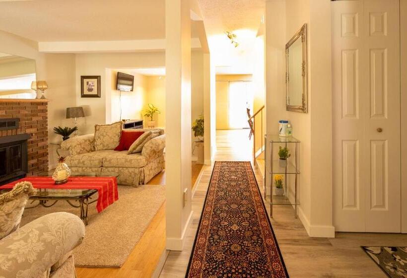 پانسیون Comfortable House Located 10 Minutes From Downtown