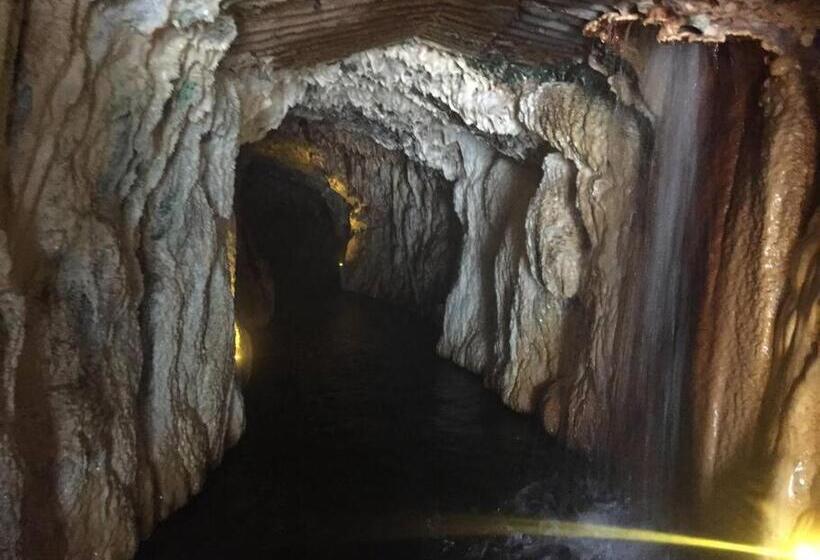 بنسيون Paridisio  In Ainsworth Hot Springs