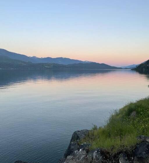 פנסיון Paridisio  In Ainsworth Hot Springs