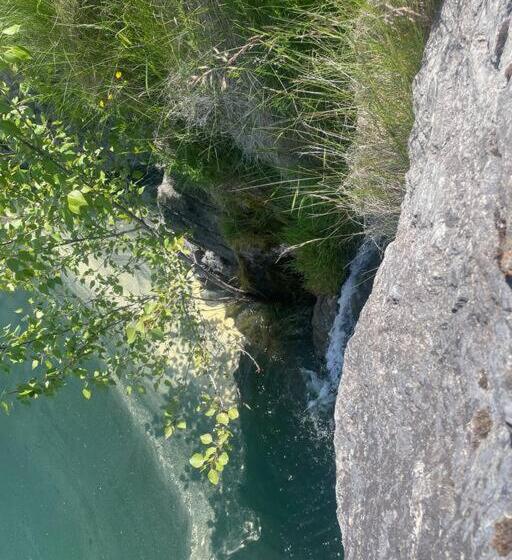 פנסיון Paridisio  In Ainsworth Hot Springs