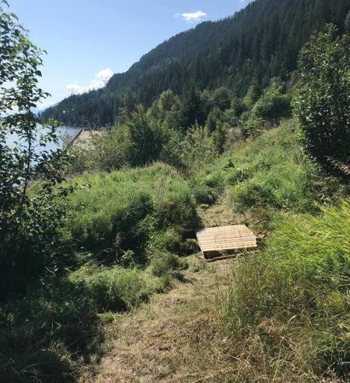 פנסיון Paridisio  In Ainsworth Hot Springs