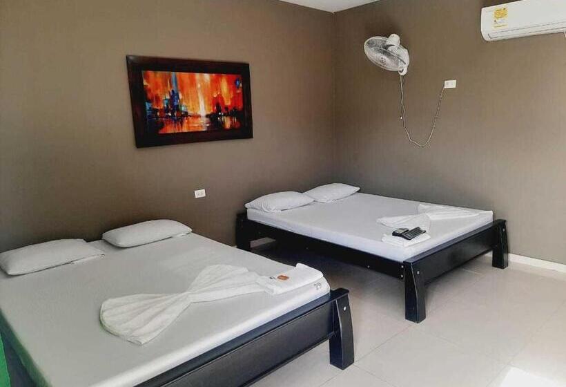 Piscina Y Hotel Cubides Curumani