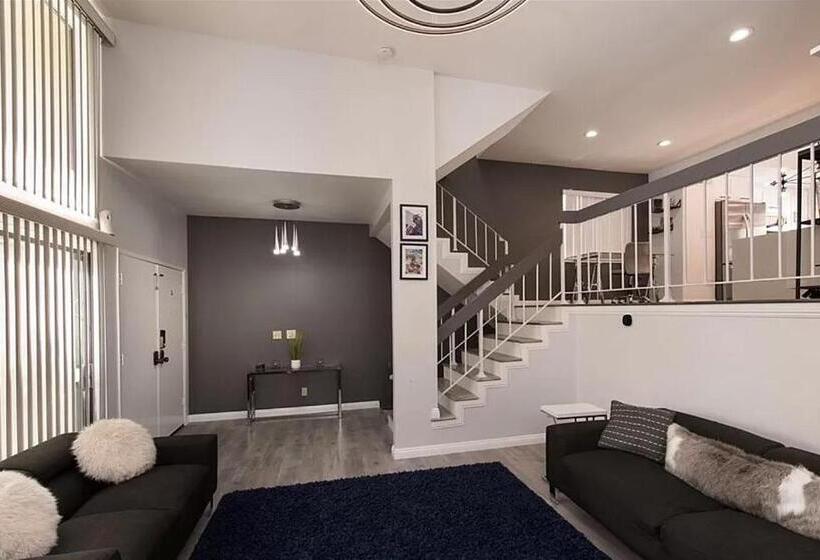 Private Room In Beautiful Modern Calabasas Townhouse