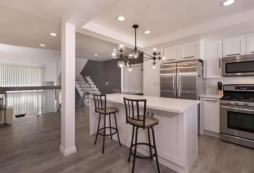 Private Room In Beautiful Modern Calabasas Townhouse