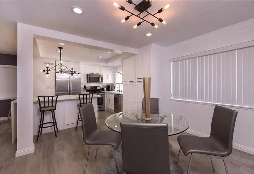 Private Room In Beautiful Modern Calabasas Townhouse