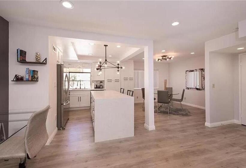 Private Room In Beautiful Modern Calabasas Townhouse