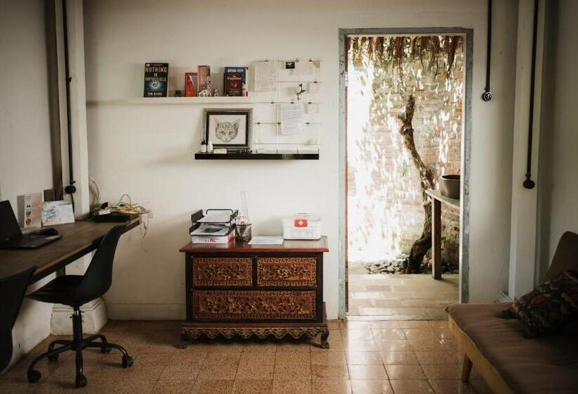 旅馆 Dormitory At Semadi Living