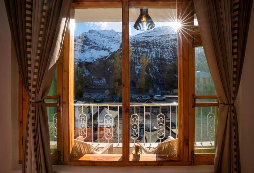 فندق صغير Zostel Sissu