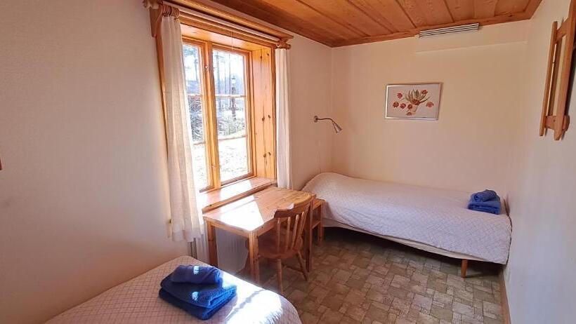 Bed and Breakfast Skålsjögården Timber Lodge