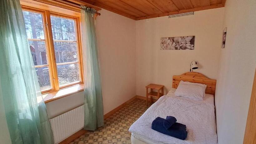 Bed and Breakfast Skålsjögården Timber Lodge