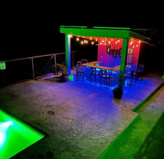 مبيت وإفطار West End Cabanas