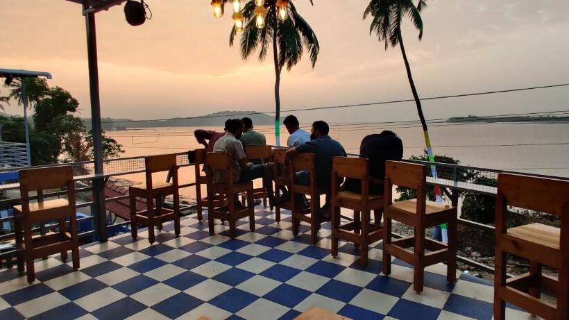 Bon Voyage Sea View Hostel