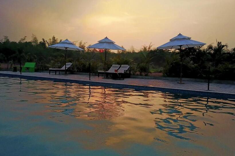 Отель Coorg Maharaja Resort And Spa