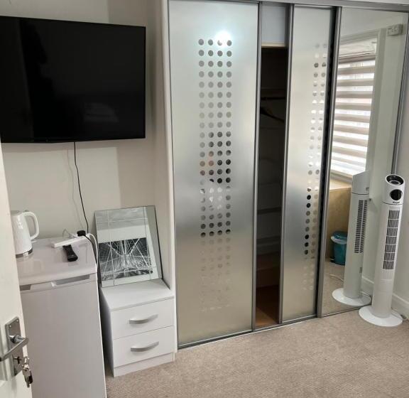 فنادق الكبسولة Alder En Suite Self Catering With Private Shower 3