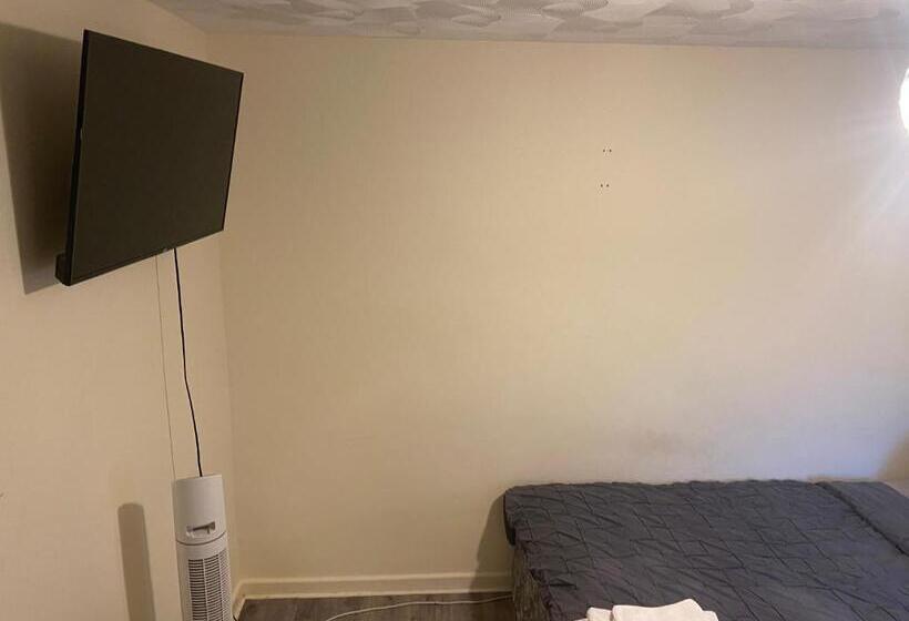 Капсульный Oтель Blackberry Rooms Self Catering