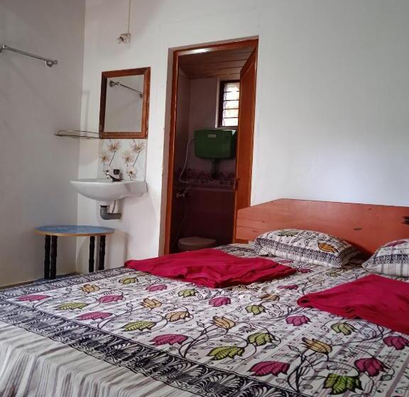 Отель Gundappa Cafe Gokarna Kudle Beach