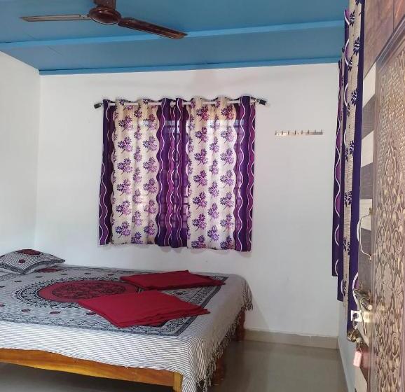 Отель Gundappa Cafe Gokarna Kudle Beach