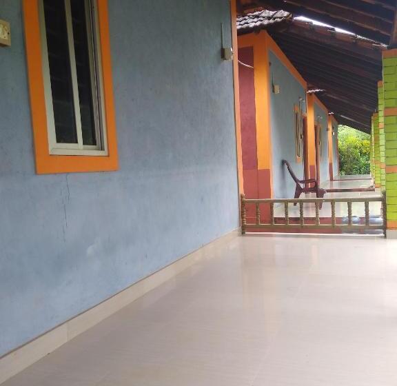 Отель Gundappa Cafe Gokarna Kudle Beach