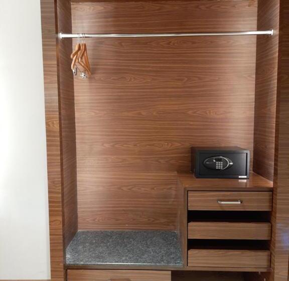 Отель Jay Clarks Exotica