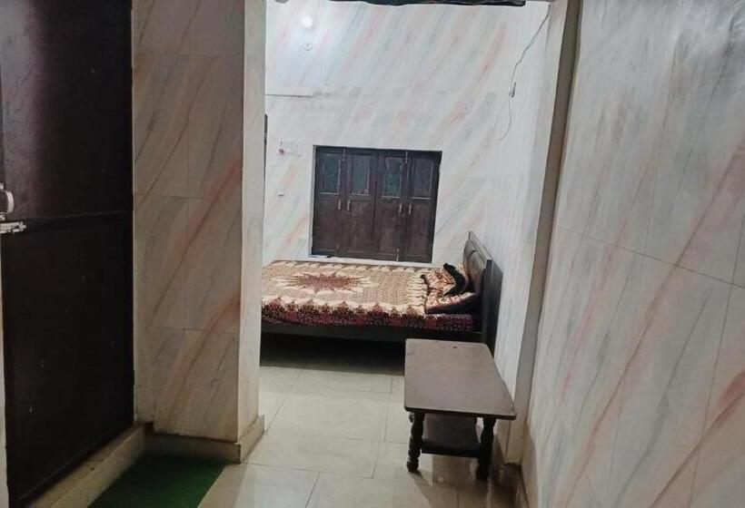 Отель Oyo Shri Veni Madhav