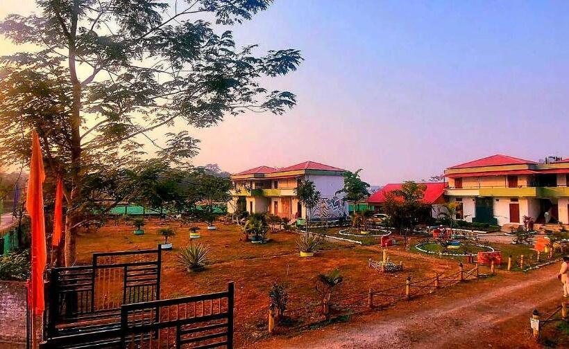 בית מלון כפרי Spot On Kontiki Resort India