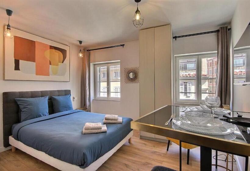 Les Toits Du Vieux Port