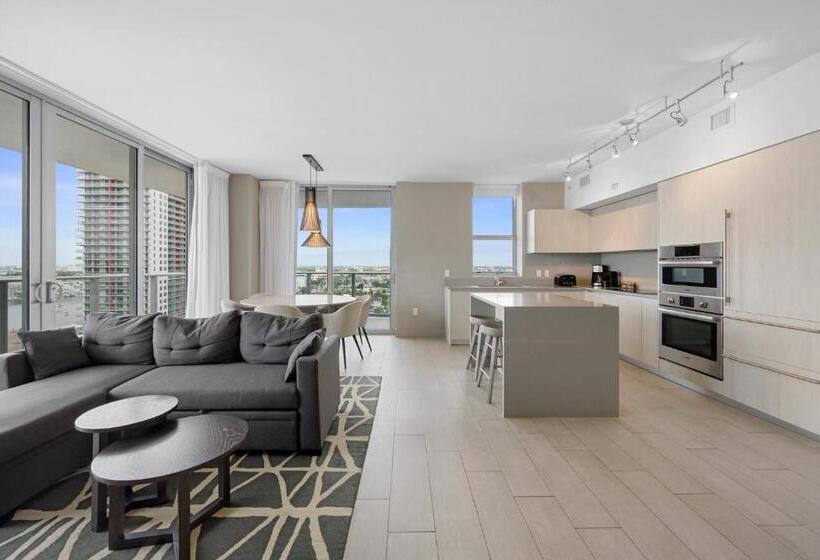 Hyde Beach House Waterway