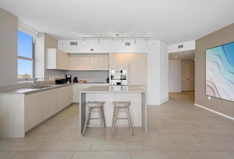 Hyde Beach House Waterway