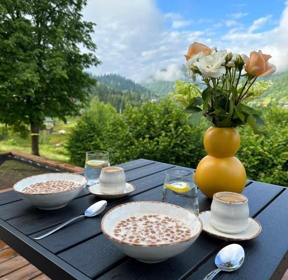 پانسیون Mirest   котеджі в горах із чаном джакузі