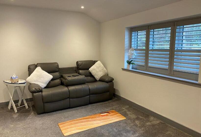 Пансион The Moores Castle Holiday Suites