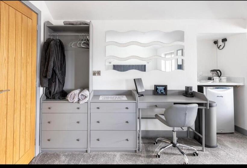 Пансион The Moores Castle Holiday Suites