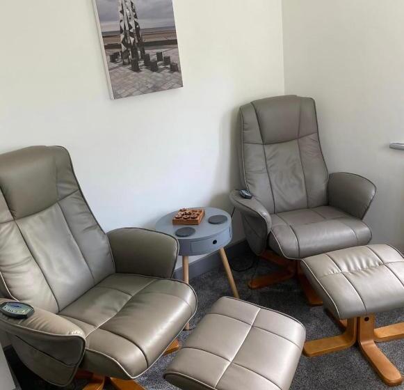 Пансион The Moores Castle Holiday Suites