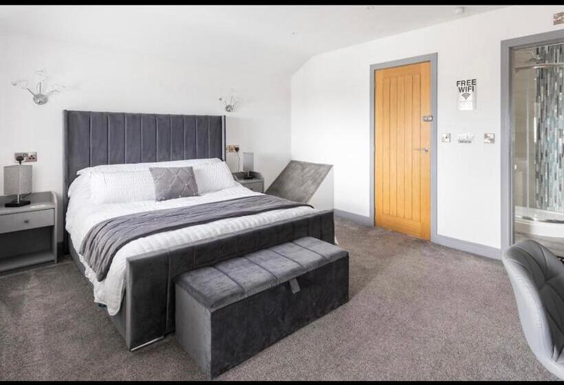 Пансион The Moores Castle Holiday Suites