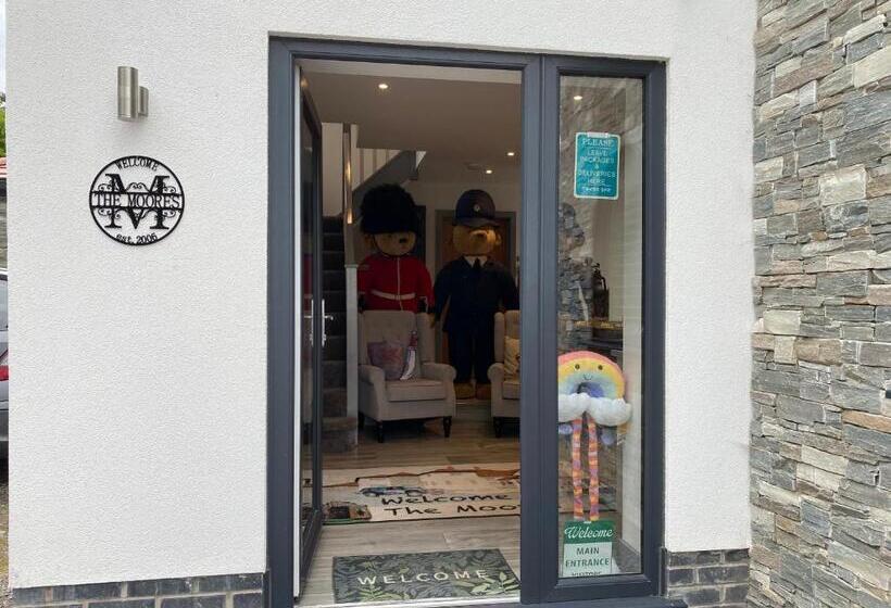 Пансион The Moores Castle Holiday Suites