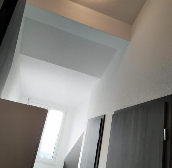 پانسیون Sroom Stuttgart Flughafen Messe