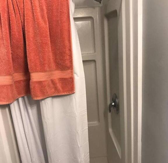 فندق صغير Cozy Room Near Downtown Hendersonville